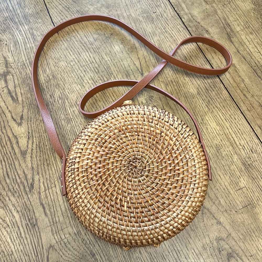 Round straw crossbody bag